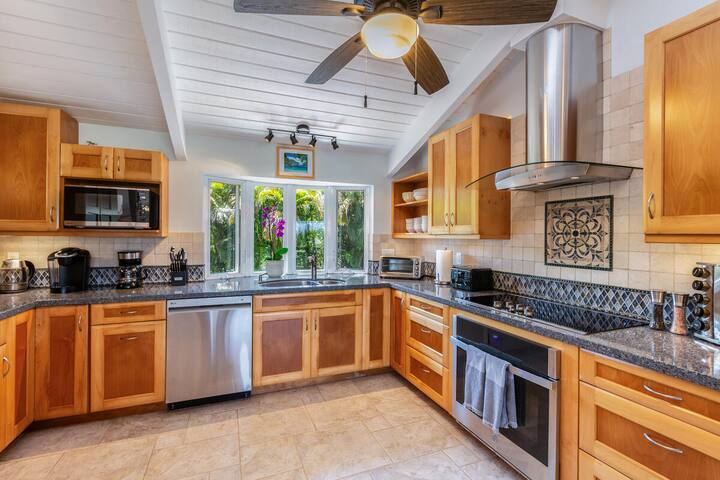 Gorgeous 5BD 4BA Luxury Home with Pool & Hot Tub! gallery image 5