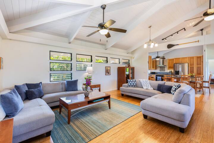 Gorgeous 5BD 4BA Luxury Home with Pool & Hot Tub! gallery image 3