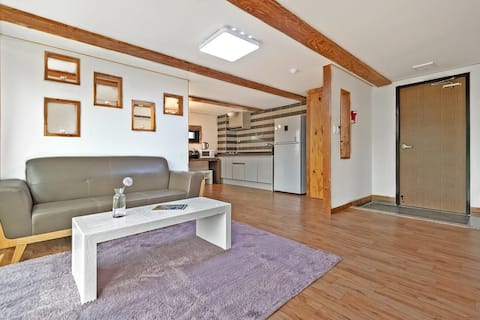 Room 204 (Ocean View), where you can heal while overlooking the Yeongdeok Sea