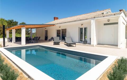 4 bedroom awesome home in Mundanije