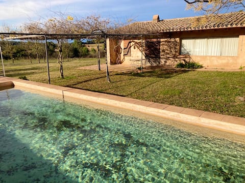 Villa for 10 ppl. with swimming-pool at Camallera