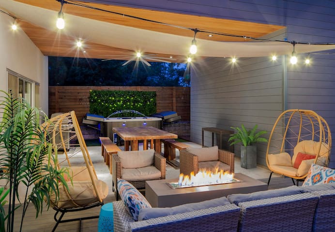 Hot tub, fire pit, game&yoga lawn, Walk to Dtown!