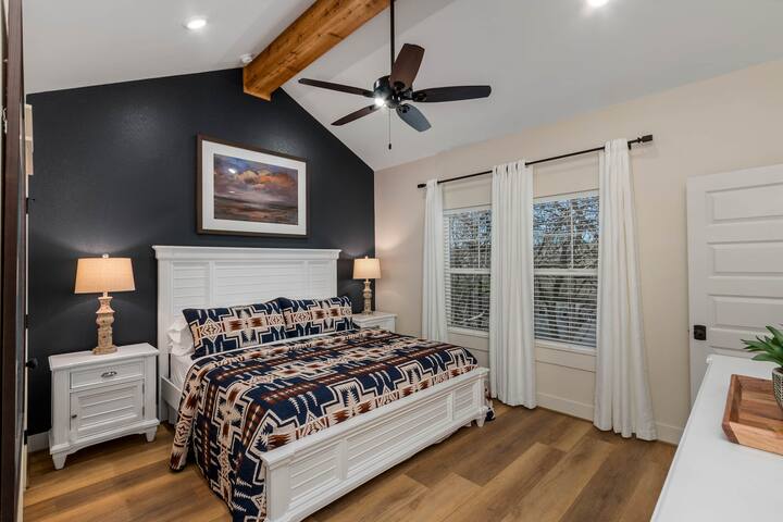 Dhoma kryesore e gjumit ka një krevat dopio "King" me pjerrësi dhe një pamje të pemëve të mëdha të myrtleve të krepave!