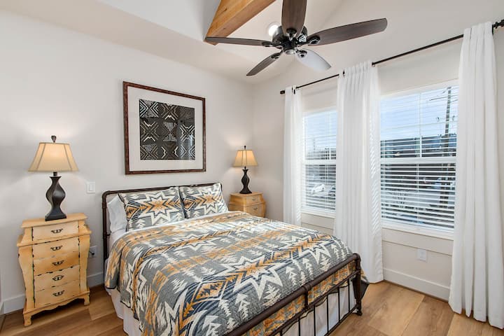 Dhoma e gjumit e përparme ka një krevat dopio "Queen" dhe një komodinë "Pendleton" në krevat hekuri