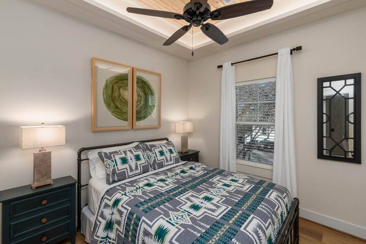 Dhoma e gjumit e mesme ka një krevat dopio "Queen"; tavan i personalizuar me ndriçim indirekt LED të zbehtë