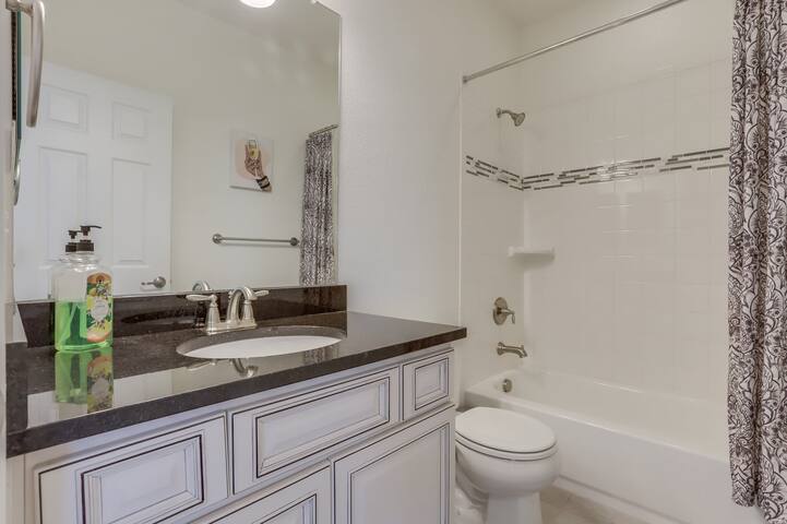 Beautiful New Townhome gallery image 5