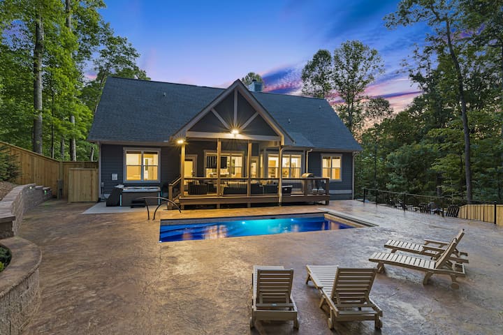 Luxury Pool Home + Hot Tub | Biltmore Pass Incl.