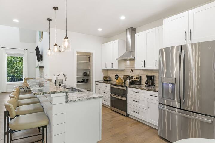 Luxury Pool Home + Hot Tub | Biltmore Pass Incl. gallery image 5