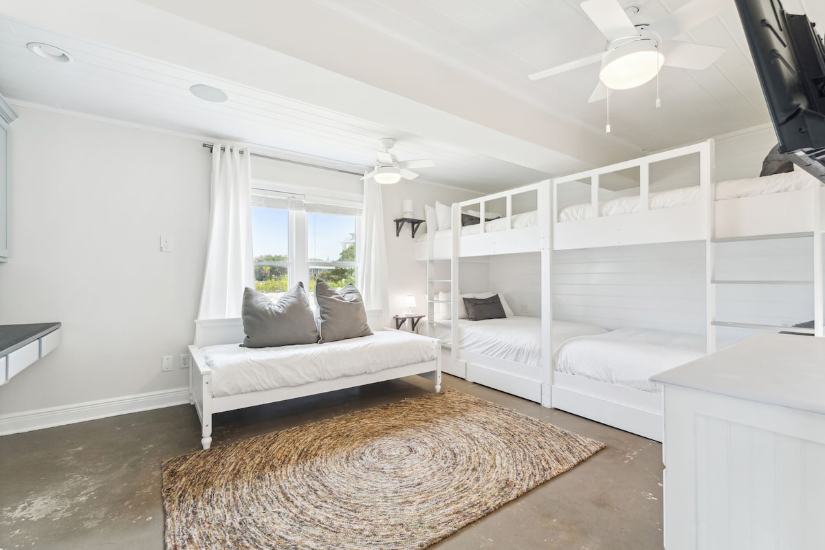 Ghorofa ya 1 - Chumba cha Ghorofa - 4 Queens + 1 Twin Daybed