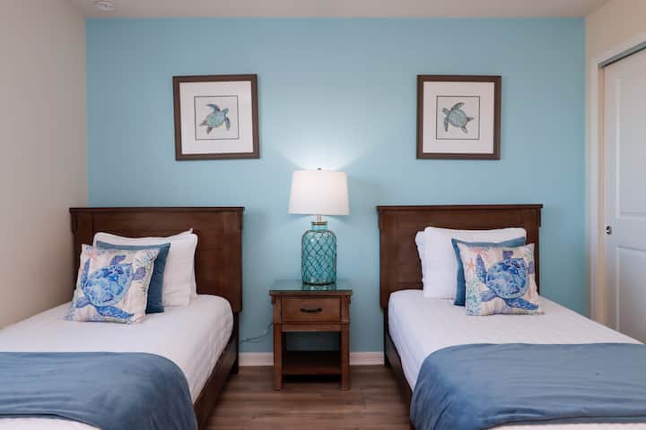 Chumba cha kulala cha 8 kina vitanda viwili vya mapacha, runinga na bafu la ndani.