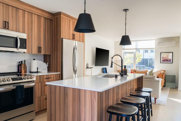 Brand New 3BR Retreat | Sauna | Private Rooftop gallery image 4