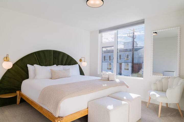 Brand New 3BR Retreat | Sauna | Private Rooftop gallery image 3