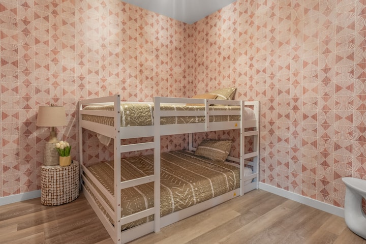 Chumba cha ghorofa chenye starehe na maridadi kinachofaa kwa watoto au wageni wa ziada-lala vizuri kwa starehe na kuamka kwa vivutio vya kisasa!