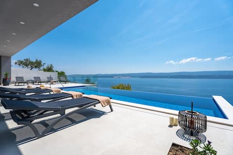 Top performing Airbnb: Villa Admira Maria with a heated pool and sea view in Stanići