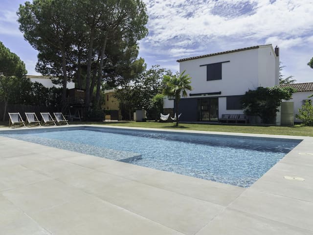 Casa exclusiva, jardín y piscina privada