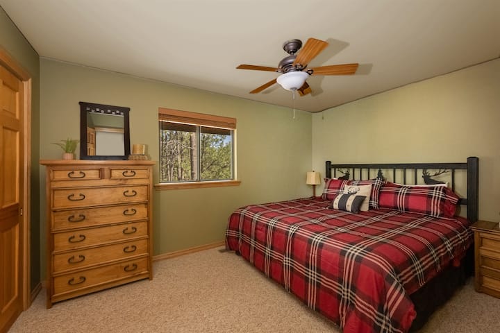 Dormitorio tamaño king en el piso principal