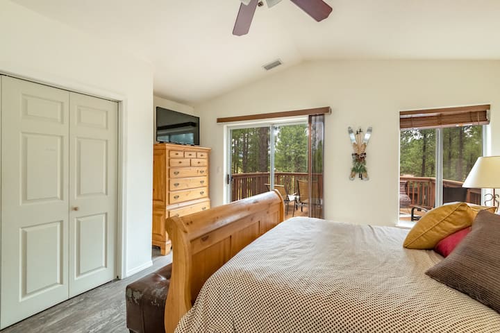 Dormitorio principal con puertas de vidrio a una terraza privada.