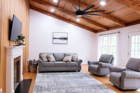 3BR 3 Bath home with hot tub next to Cave Run Lake