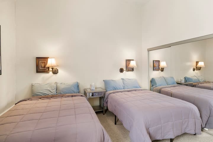 Chambre avec 2 lits et canapés confortables