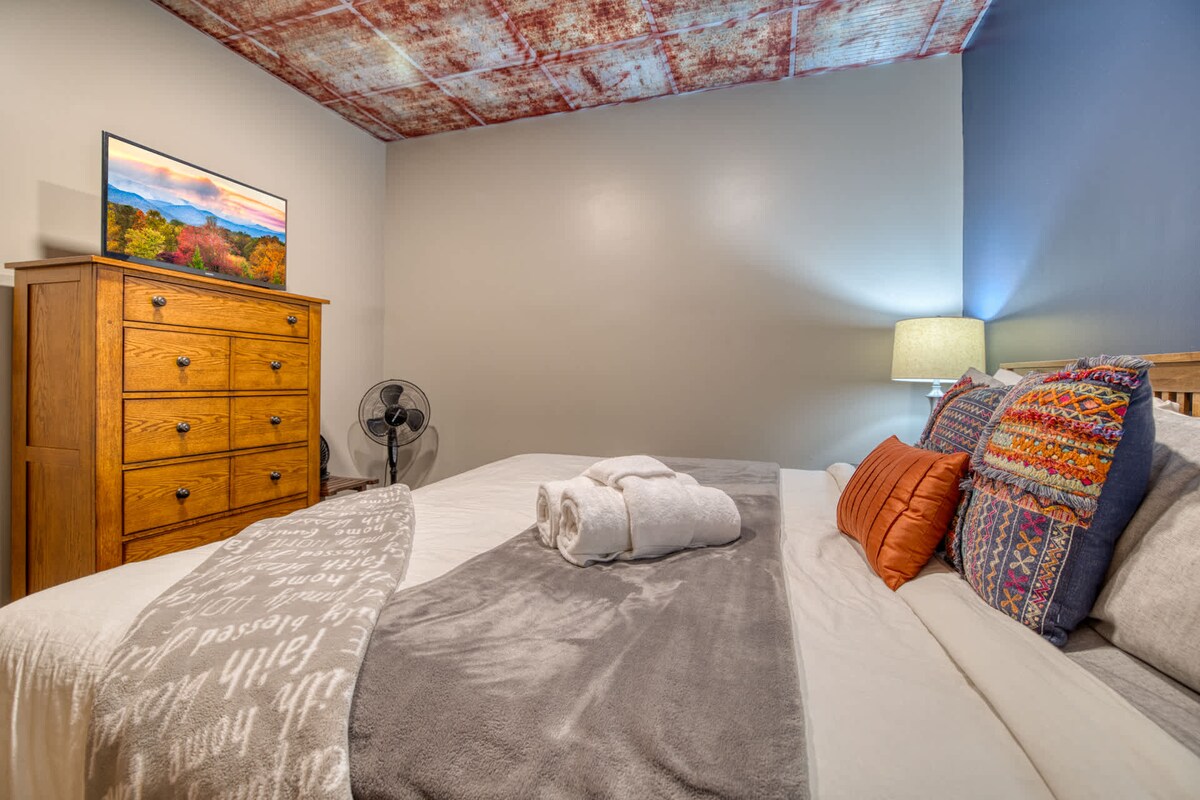 Televisión inteligente - dormitorio tamaño king en el nivel inferior