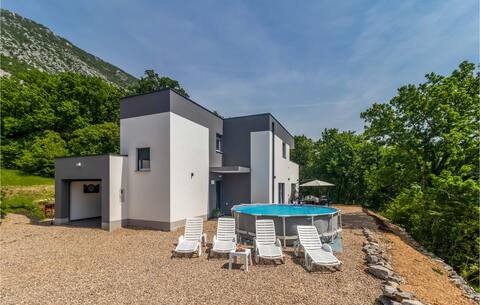 Awesome home in Drivenik with jacuzzi