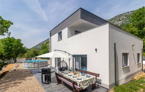 Awesome home in Drivenik with jacuzzi
