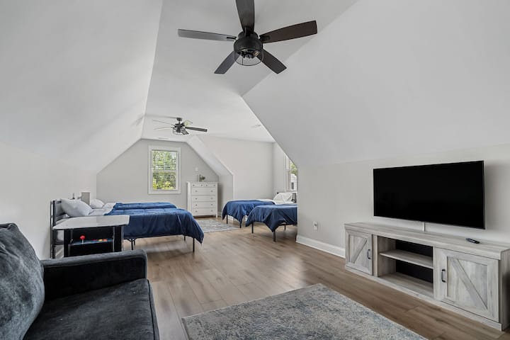 Spavaća soba na katu i prostor za igre