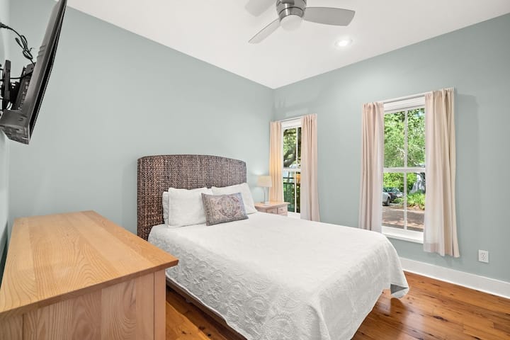 Deuxième chambre, lit queen size avec baignoire attenante et douche en verre à l'italienne.
