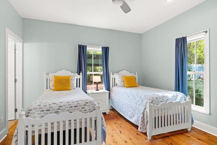 La troisième chambre dispose de 2 lits jumeaux avec baignoire attenante.