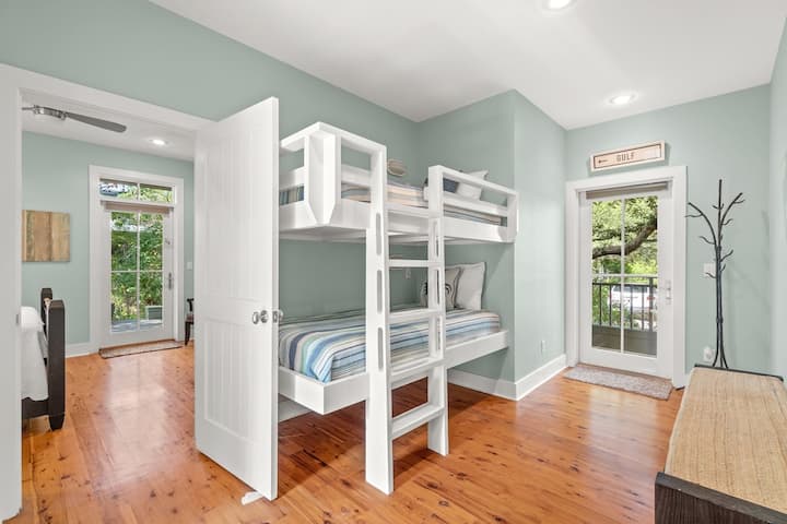 Espace superposé au premier étage entre les première et deuxième chambres.