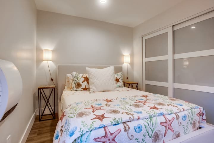 חדר שינה קווין האלמוגים למטה.