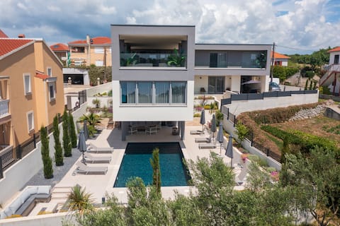 Modern villa w/ heated pool & terrace jacuzzi