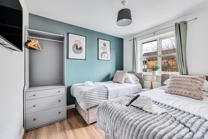 El dormitorio 2 tiene un televisor inteligente de 40 pulgadas y una cama con cremallera configurada como dos camas individuales por defecto o se puede cerrar con cremallera para formar una cama tamaño king bajo petición. Se proporcionan sábanas y toallas limpias.