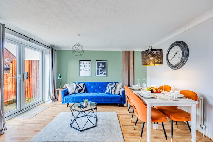 Comedor y sala de estar de planta abierta.