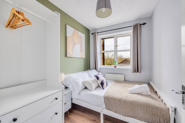 Dormitorio 3 con una cama doble con ropa de cama y toallas limpias.