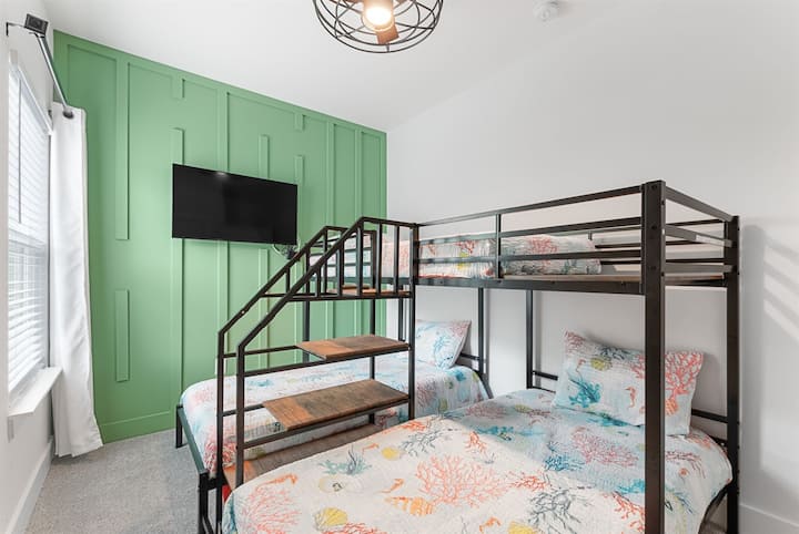 เตียงสองชั้นสำหรับเด็กบนชั้น 2: มีสมาร์ททีวีขนาด 43 นิ้วพร้อมช่องเคเบิล 185 ช่อง จำกัดน้ำหนักสองชั้นบนสุดคือ 300 ปอนด์และจำกัดน้ำหนักเตียงแฝดด้านล่างคือ 300 ปอนด์ต่อเตียง