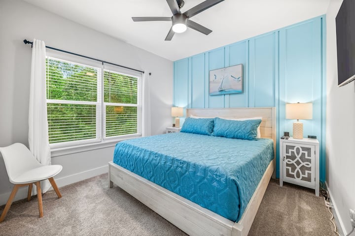 ห้องนอนคิงไซส์ #2 บนชั้น 2: มีสมาร์ททีวีขนาด 43 นิ้วพร้อมช่องเคเบิล 185 ช่องและม่านสีเข้มในห้อง