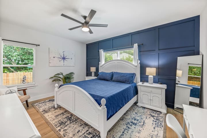 ห้องนอนคิงไซส์หลักที่กว้างขวางบนชั้น 1: มีสมาร์ททีวีขนาด 65 นิ้วพร้อมช่องเคเบิล 185 ช่องและม่านสีเข้มในห้อง