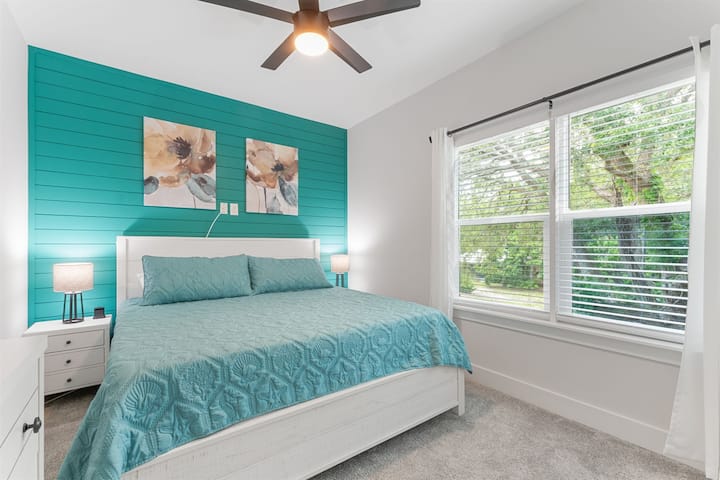 ห้องนอนคิงไซส์ #3 บนชั้น 2: มีสมาร์ททีวีขนาด 43 นิ้วพร้อมช่องเคเบิล 185 ช่องและม่านสีเข้มในห้อง