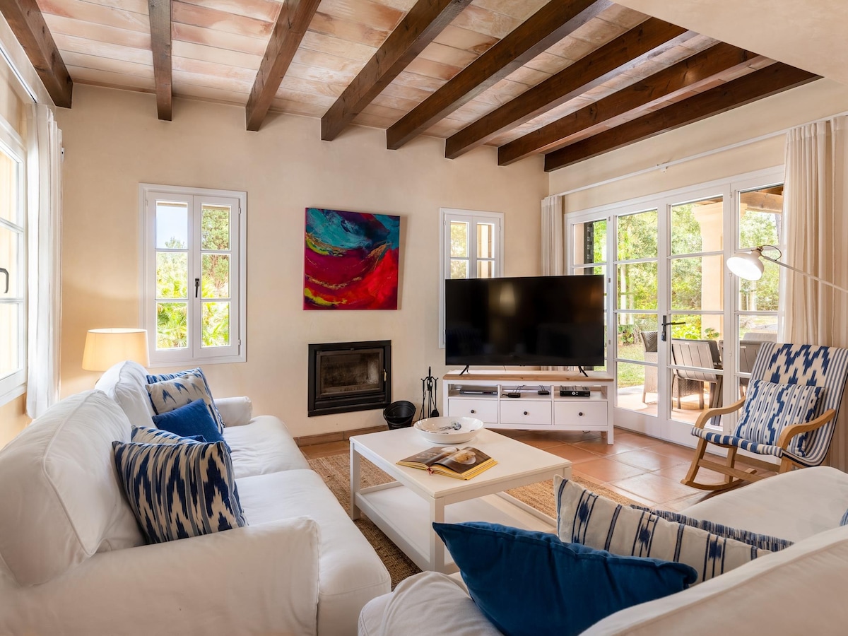 Beautiful family home with heatable pool