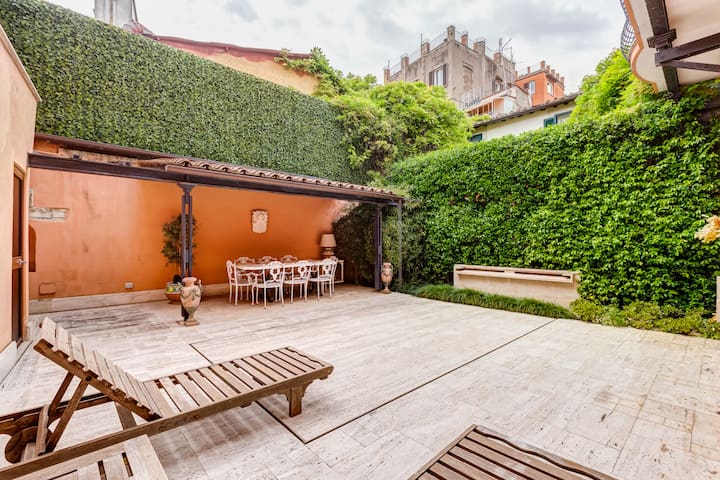 BMGA | Luxury Home with Patio in Trastevere