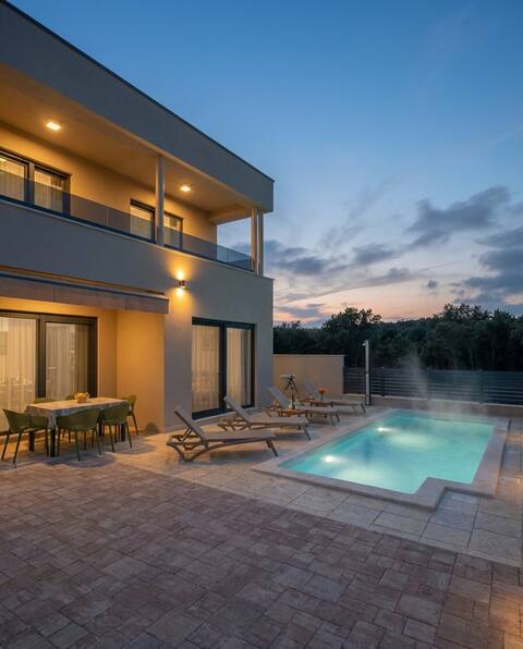 New amazing holiday house with pool