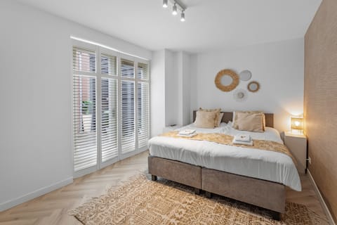 Home city hotspot, near city center and park