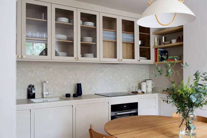 Luxury 3 Bed Canal House, Little Venice gallery image 4