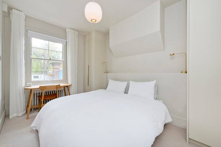 Luxury 3 Bed Canal House, Little Venice gallery image 3