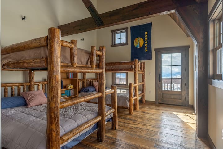 Tamaño queen en la parte inferior y dos camas individuales encima de cada litera.  Puede dormir hasta 6 en cada una de las habitaciones con literas.  Baño privado en suite adjunto a cada una de las 2 habitaciones con literas.