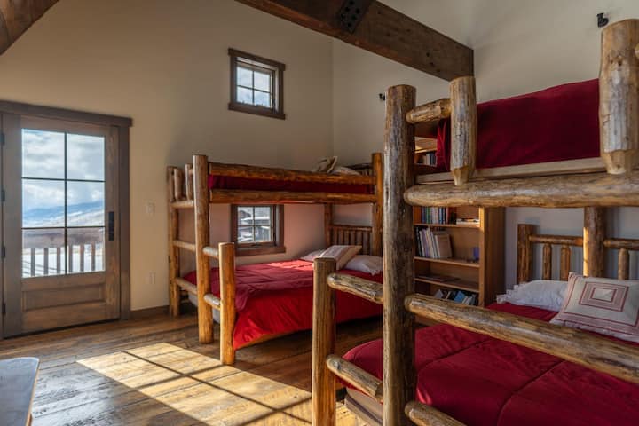 Tamaño queen en la parte inferior y dos camas individuales encima de cada litera.  Puede dormir hasta 6 en cada una de las habitaciones con literas.  Baño privado en suite adjunto a cada una de las 2 habitaciones con literas.