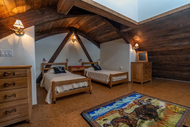 Zona loft con 2 camas individuales.  Debes subir una escalera segura para acceder a este espacio. 