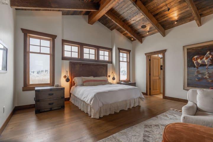 Entrada al dormitorio principal en la casa principal, nivel principal.