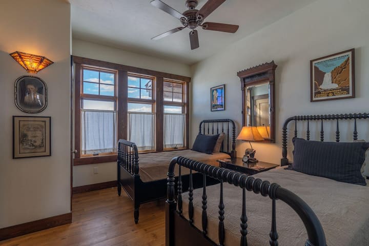 Las 2 camas individuales se pueden convertir en una cama tamaño king, si el huésped lo prefiere y lo solicita con anticipación.  Baño privado completo adjunto.